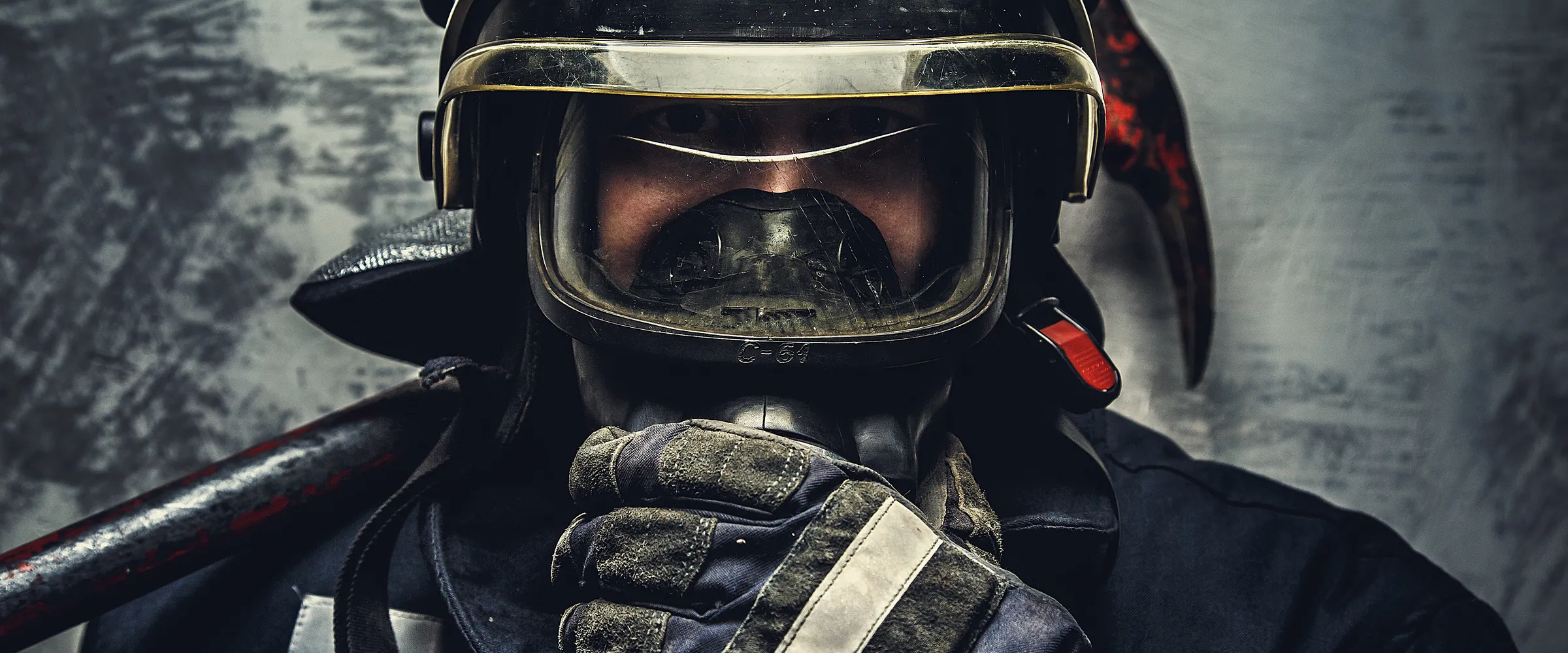 Feuerwehrmann in voller Schutzausrüstung