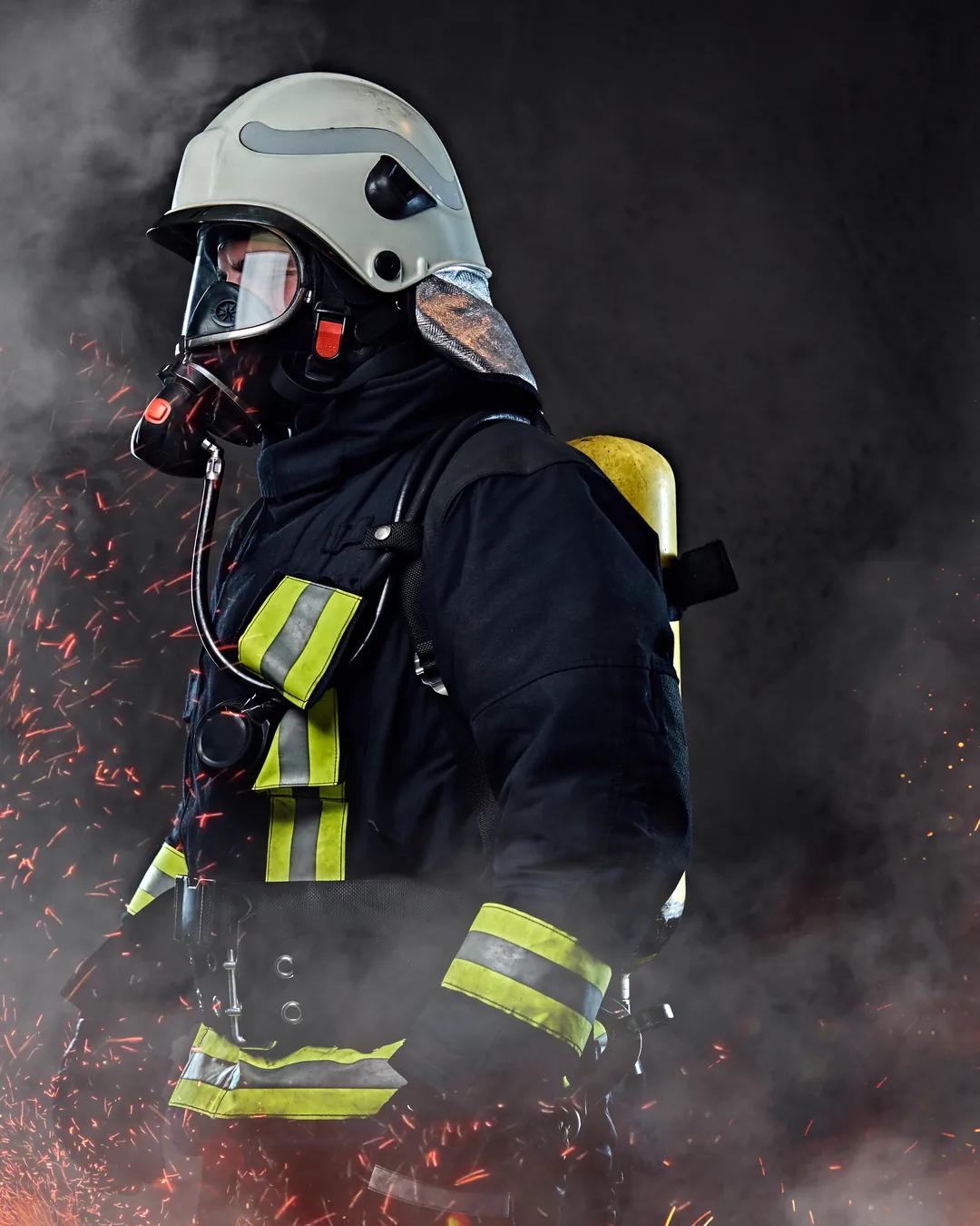 Feuerwehrmann mit Atemschutzgerät